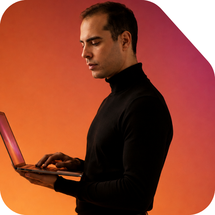 Marcus Nash trabalhando em um notebook