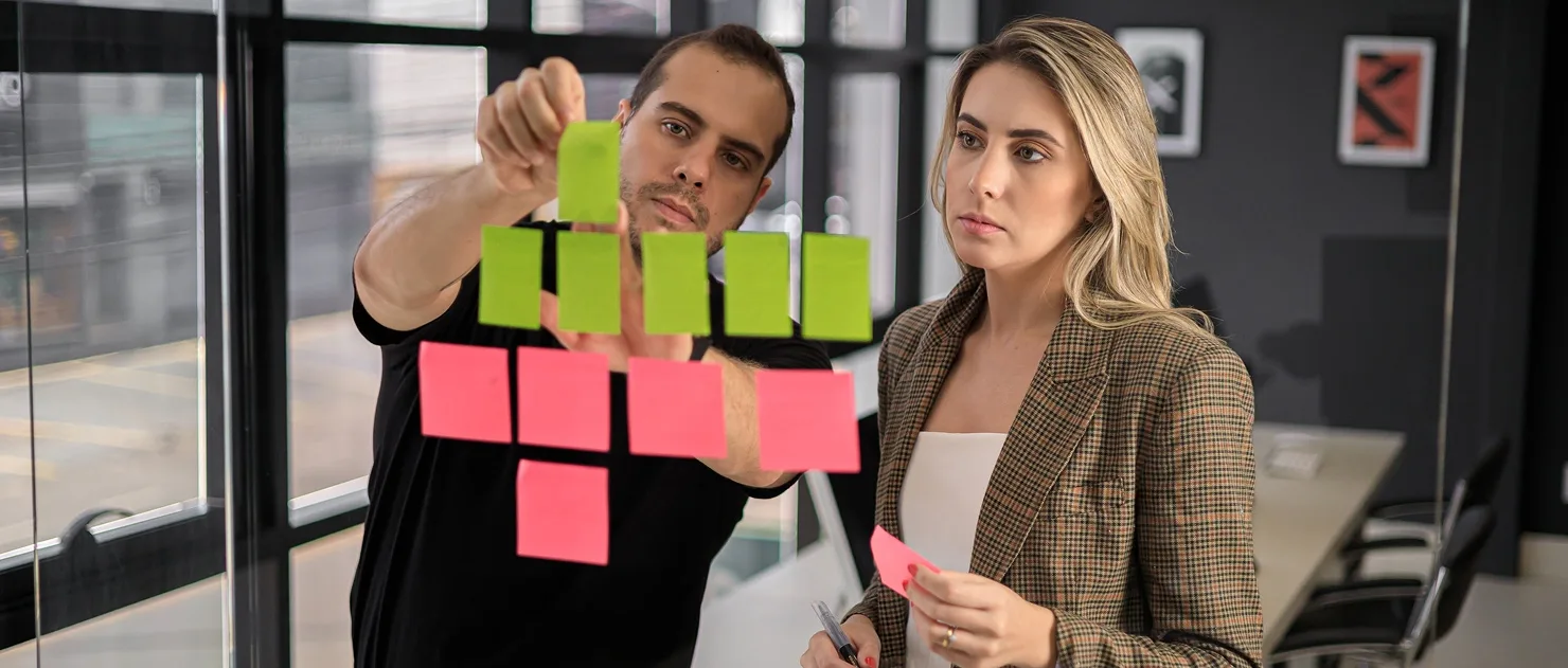 Equipe da AFIXAR organizando ideias com post-its no escritório